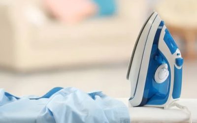Les astuces vraiment efficaces pour défroisser un vêtement sans fer à repasser