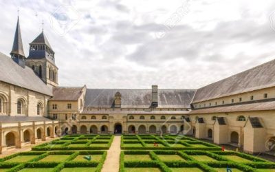 Ce village, joyau du Maine-et-Loire avec son abbaye royale sublime, est l’un des plus beaux de France